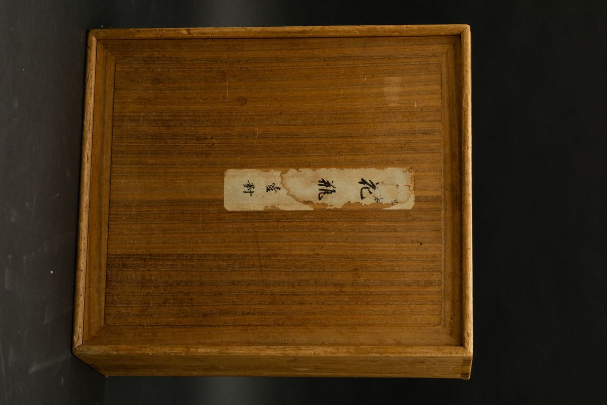 Coppia di Vasi in Argento con Decori Floreali Incisi, Giappone, Periodo Meiji (1868-1912)
