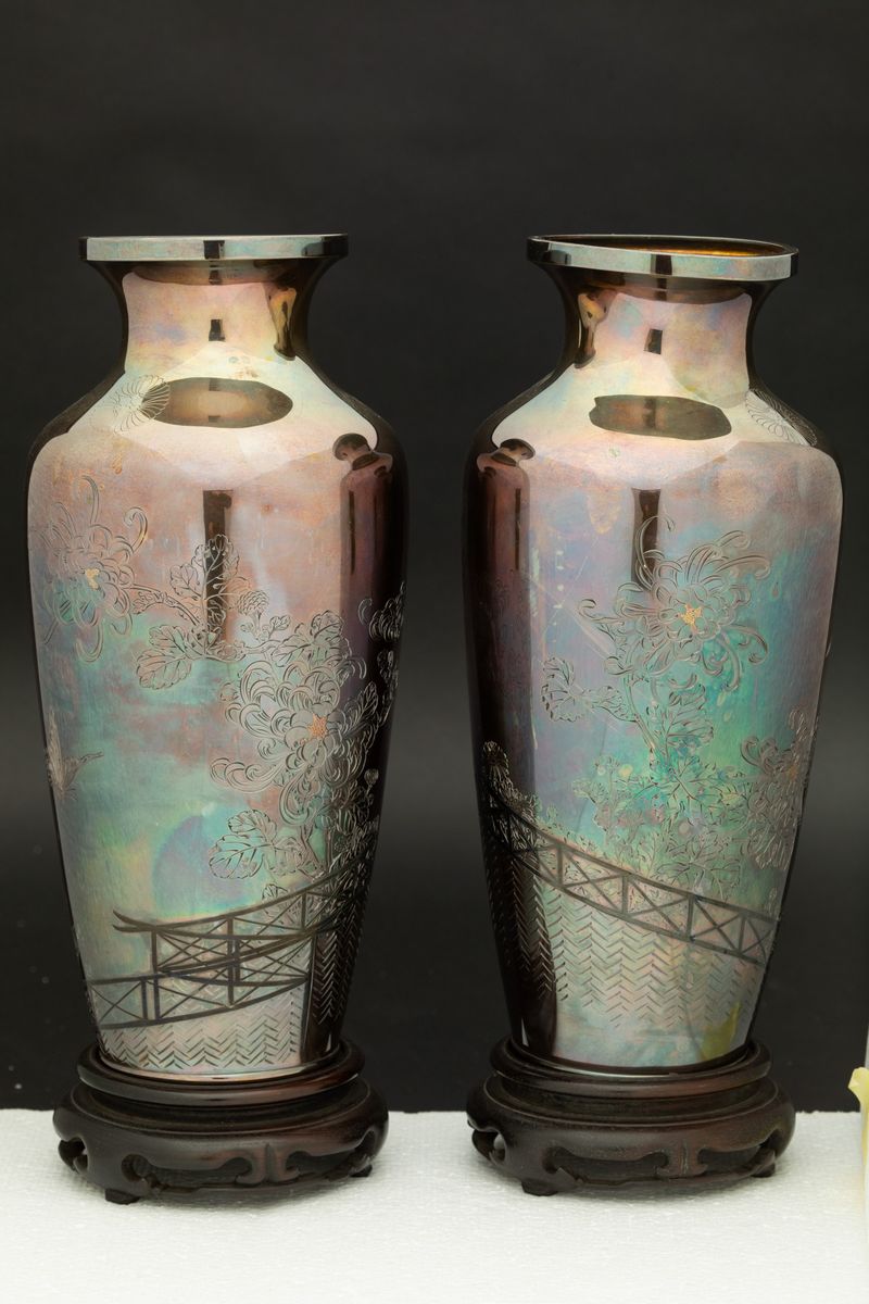 Coppia di Vasi in Argento con Decori Floreali Incisi, Giappone, Periodo Meiji (1868-1912)