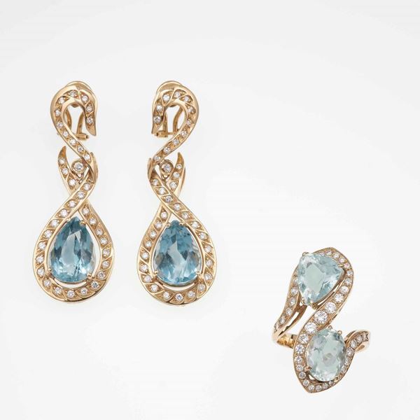 Anello con acquemarine e diamanti ed un paio di orecchini con topazi azzurri e diamanti