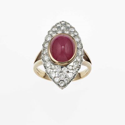Anello con Rubino Taglio Cabochon e Diamanti