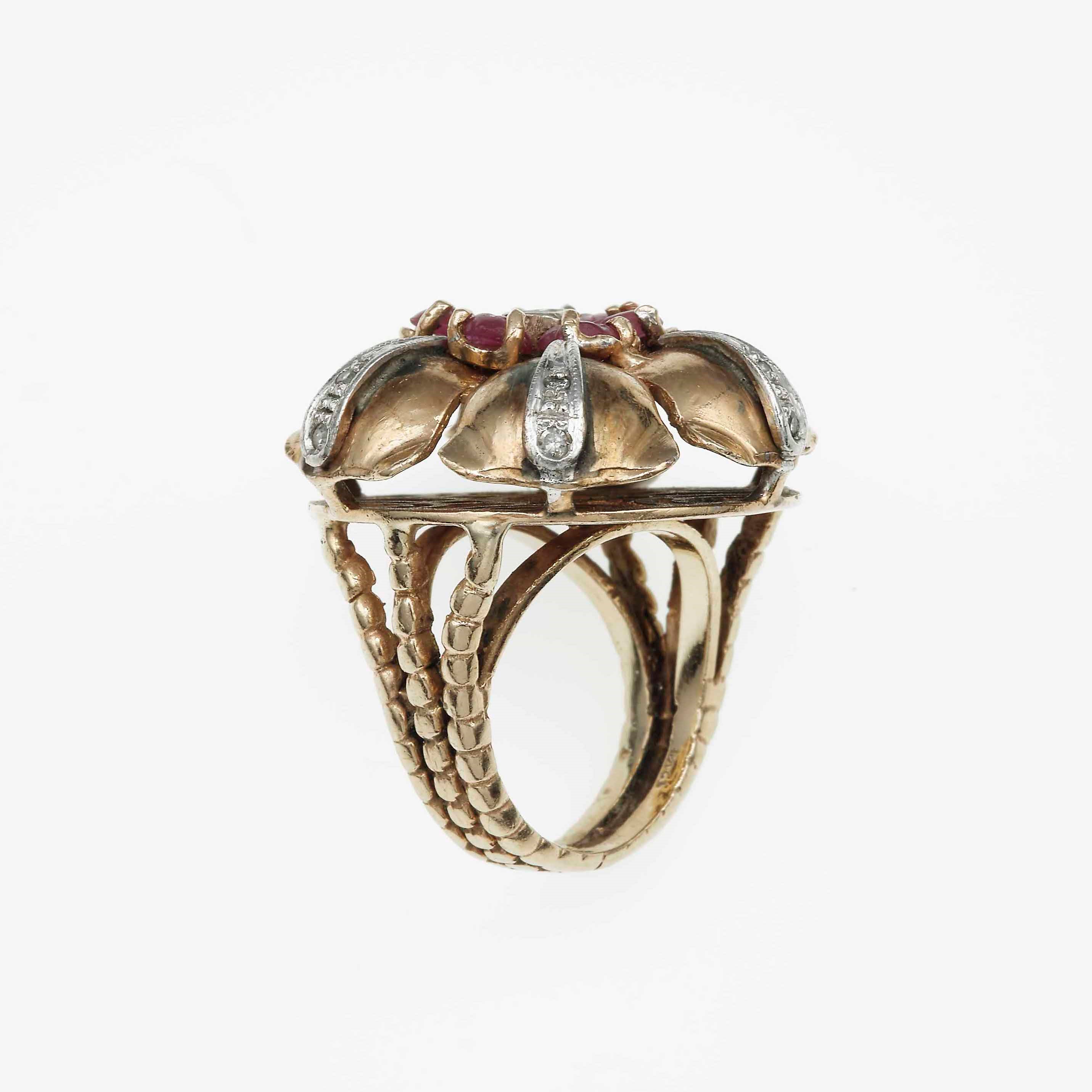 Anello con Piccoli Rubini Incisi e Diamanti Taglio Huit-huit