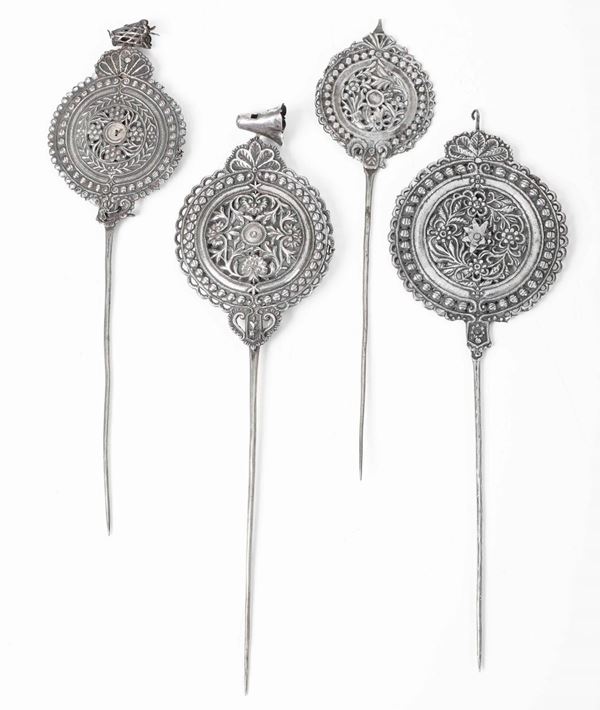 Insieme dì quattro spille (Tupu) in argento sbalzato, traforato e cesellato. Arte coloniale Hispano-Amricana, Perù XVIII secolo