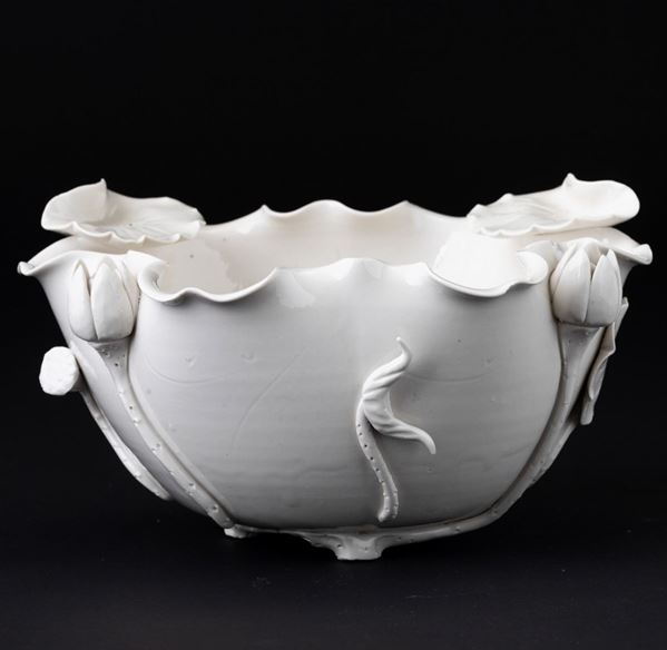 Coppa in porcellana bianca con decori vegetali a rilievo, Cina, Dinastia Qing, XIX secolo