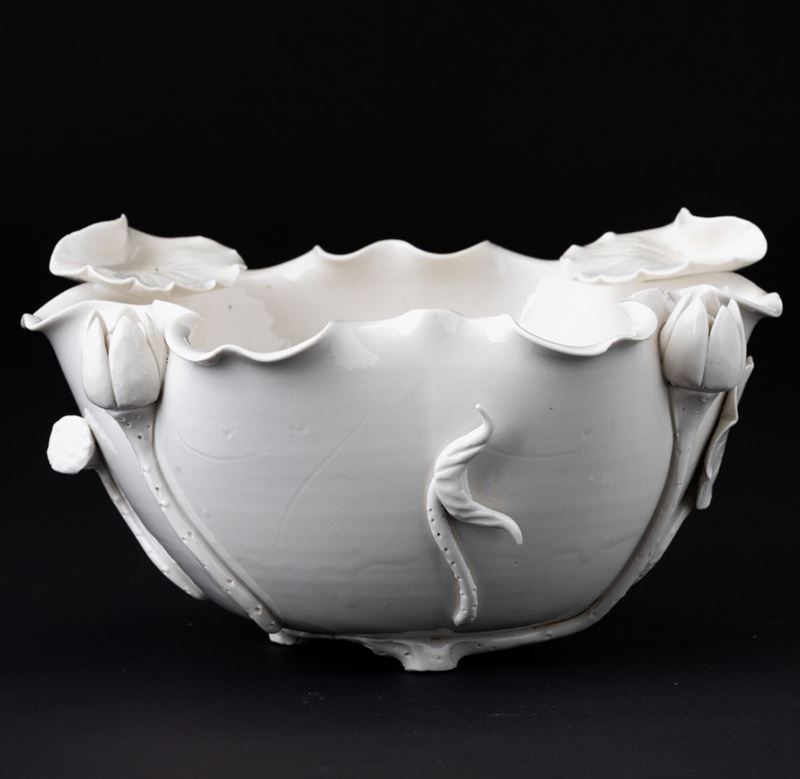 Coppa in porcellana bianca con decori vegetali a rilievo, Cina, Dinastia Qing, XIX secolo  - Asta Chinese Works of Art - II - Cambi Casa d'Aste