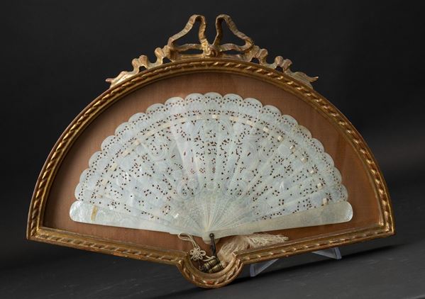 A mother-of-pearl fan, China, Qing Dynasty