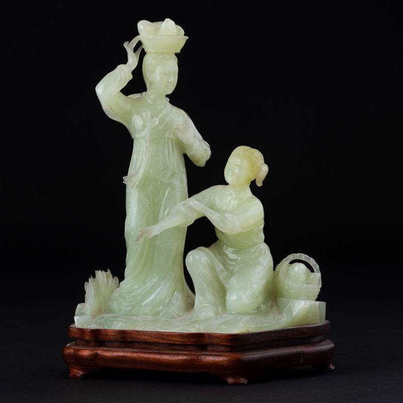 Gruppo scolpito in giada verde con fanciulle, Cina, Repubblica, XX secolo  - Asta Chinese Works of Art - II - Cambi Casa d'Aste