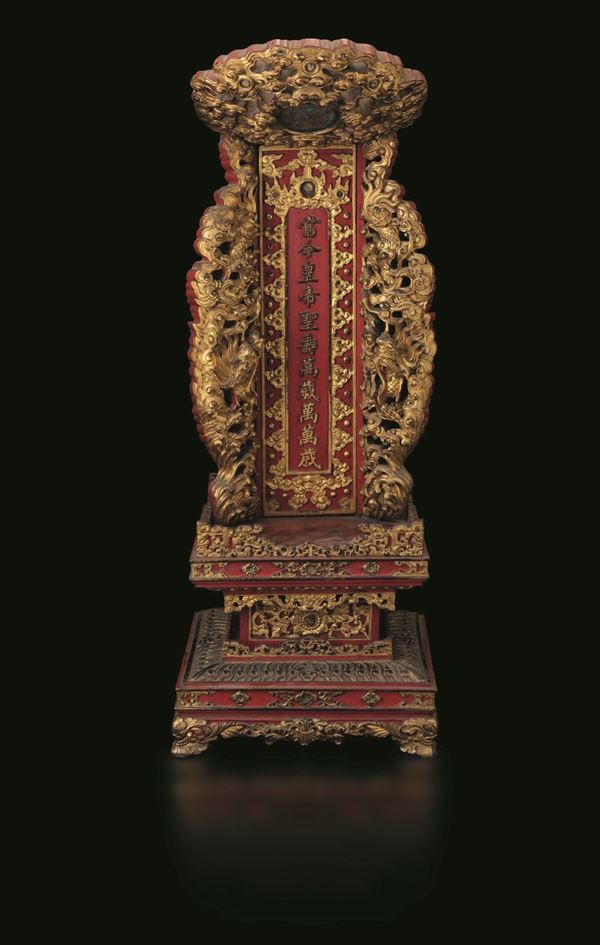 Altare intagliato in legno laccato e dorato con iscrizioni, Cina, Dinastia Qing, XIX secolo