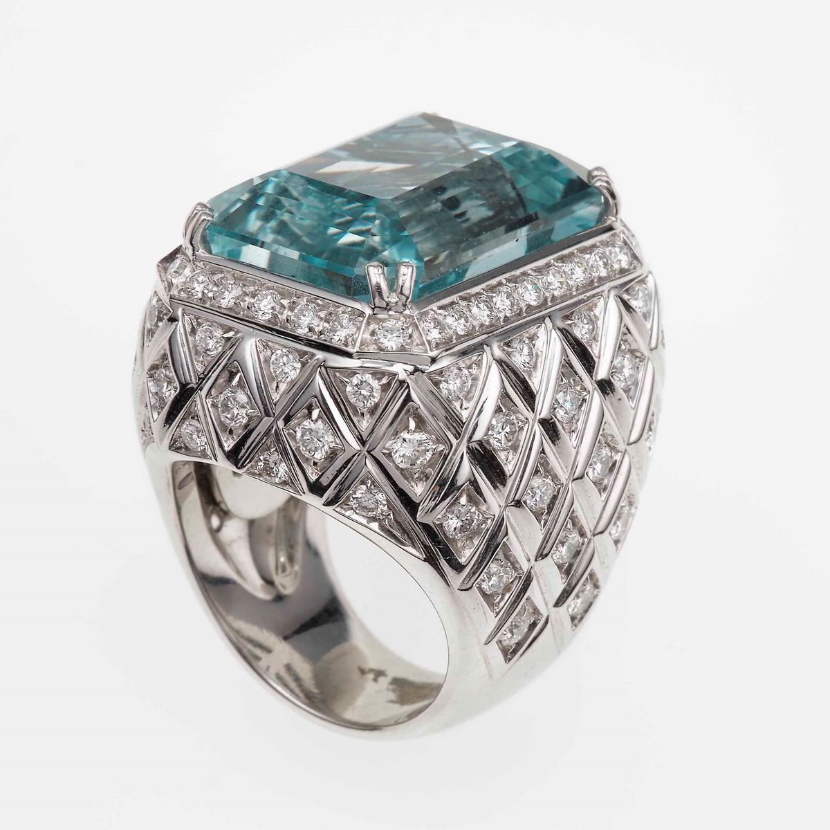 Anello con Acquamarina di Ct 28.00 Circa e Diamanti