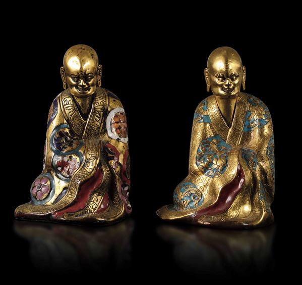 Coppia di saggi in bronzo dorato e decori a smalto, Cina, Dinastia Qing, epoca Qianlong (1736-1796)