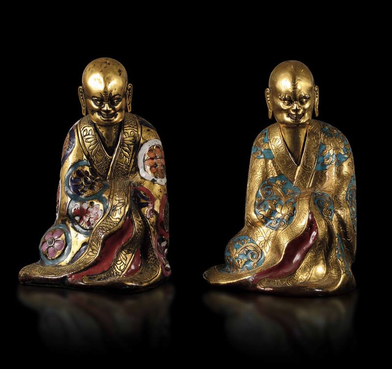 Coppia di saggi in bronzo dorato e decori a smalto, Cina, Dinastia Qing, epoca Qianlong (1736-1796)  - Asta Fine Chinese Works of Art - Cambi Casa d'Aste