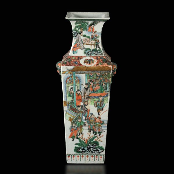 Coppia di vasi in porcellana Famiglia Verde a sezione quadrata con scene di vita di corte e mascheroni a foggia di testa leonina, Cina, Dinastia Qing, epoca Guangxu (1875-1908)