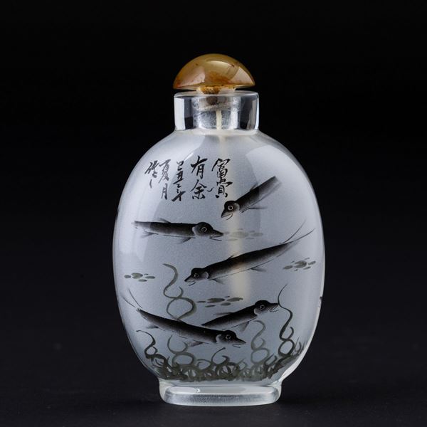 Snuff bottle in vetro dipinto con pesci e iscrizioni, Cina, XX secolo