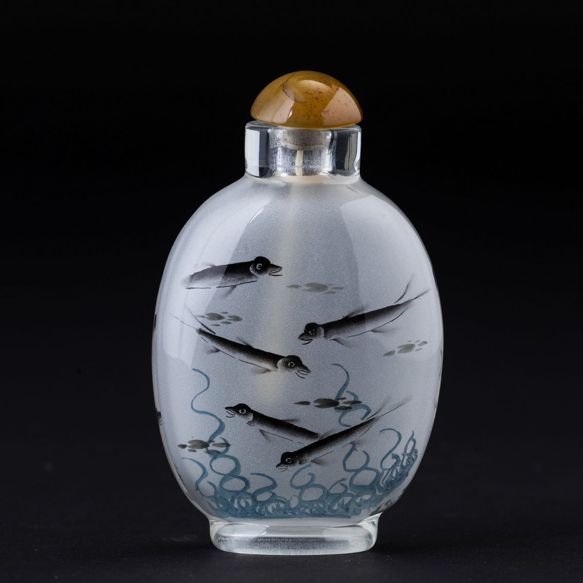 Snuff Bottle in Vetro Dipinto con Pesci e Iscrizioni, Cina, XX Secolo