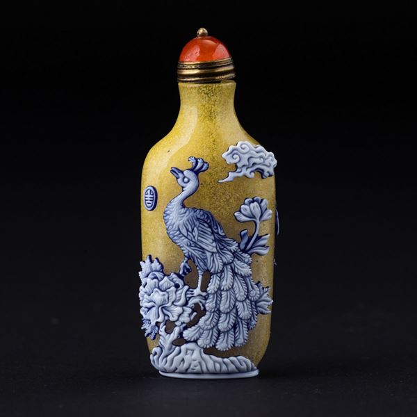 Snuff bottle in vetro con pavone e fenice a rilievo, Cina, XX secolo
