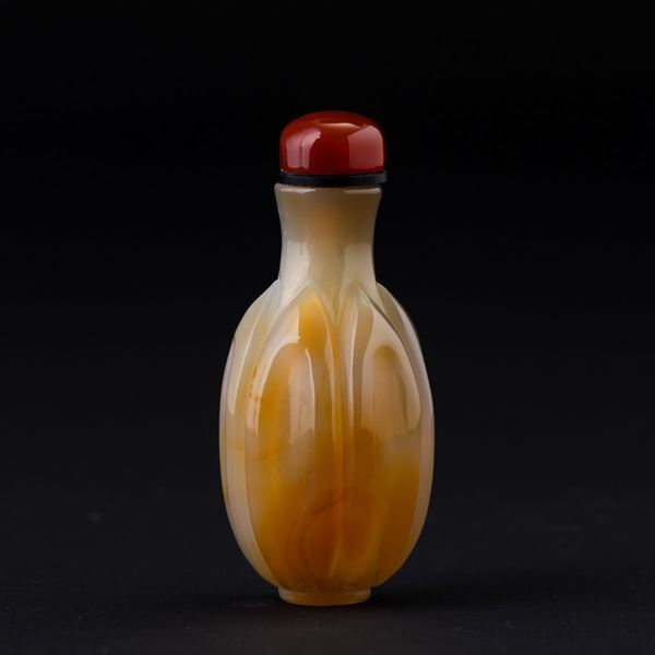 Snuff bottle in agata con corpo sagomato, Cina, XX secolo