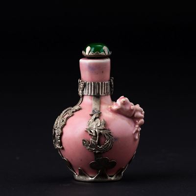 Snuff Bottle in Porcellana Monocroma Rosa con Figura di Draghetto a Rilievo e Montatura in Argent...
