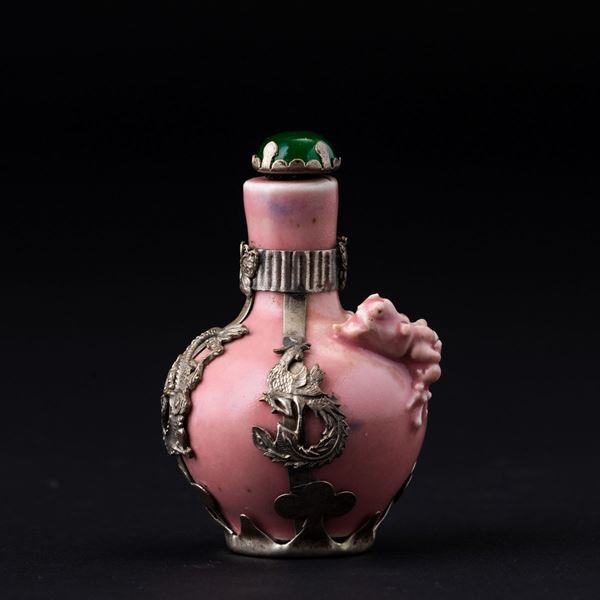 Snuff bottle in porcellana monocroma rosa con figura di draghetto a rilievo e montatura in argento, Cina, Dinastia Qing, XIX secolo