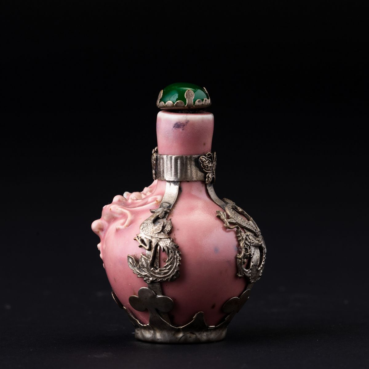 Snuff Bottle in Porcellana Monocroma Rosa con Figura di Draghetto a Rilievo e Montatura in Argent...