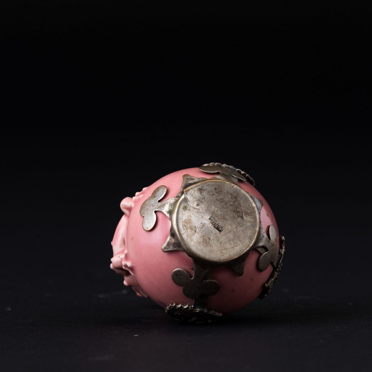 Snuff Bottle in Porcellana Monocroma Rosa con Figura di Draghetto a Rilievo e Montatura in Argent...