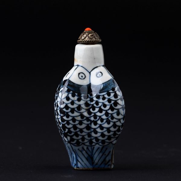 Snuff bottle in porcellana bianca e blu con figure di pesci, Cina, Dinastia Qing, XIX secolo