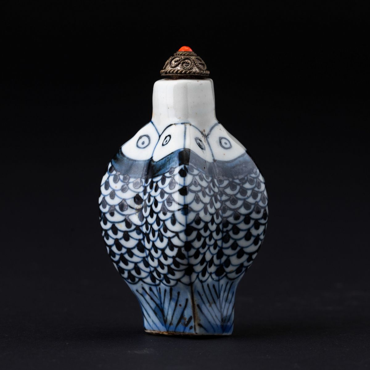 Snuff Bottle in Porcellana Bianca e Blu con Figure di Pesci, Cina, Dinastia Qing, XIX Secolo