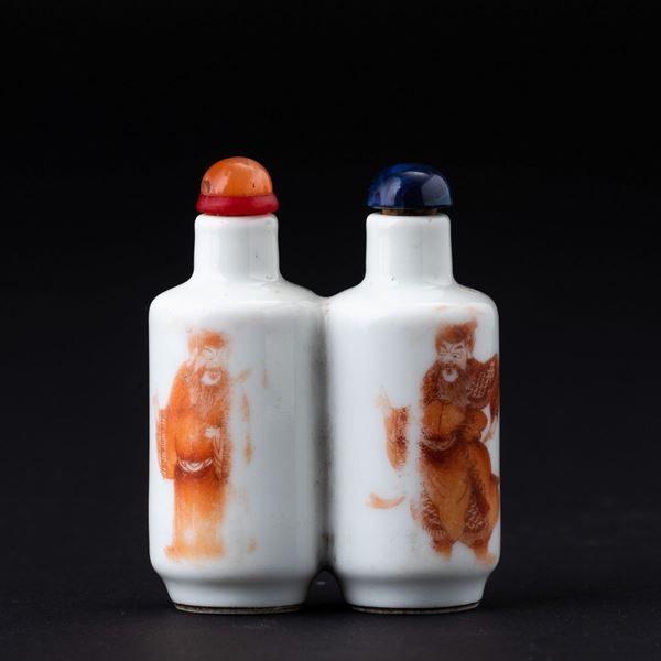 Snuff bottle in porcellana a doppio corpo con figura di saggio e Guandi sui toni dell'arancio, Cina, Dinastia Qing, XIX secolo
