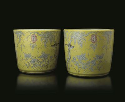 Coppia di Cachepots in Porcellana a Fondo Giallo con Decoro Naturalistico a Grisaille in Stile "d...