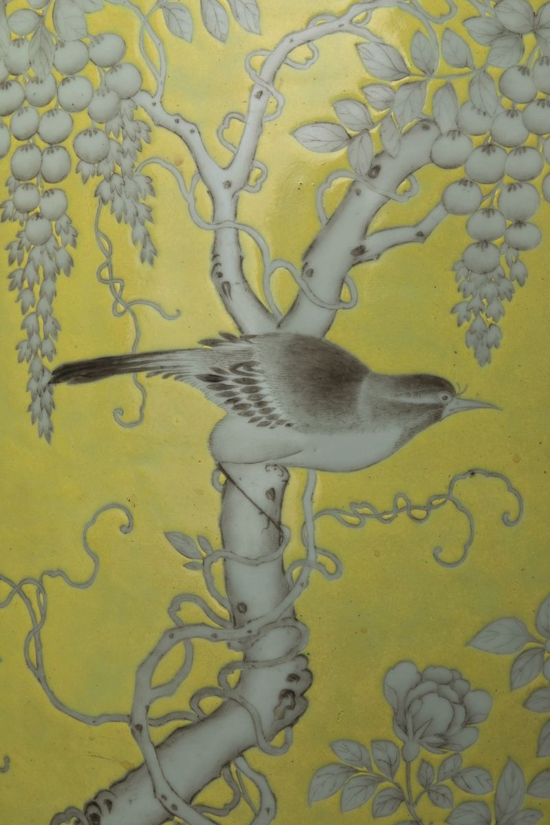 Coppia di Cachepots in Porcellana a Fondo Giallo con Decoro Naturalistico a Grisaille in Stile "d...