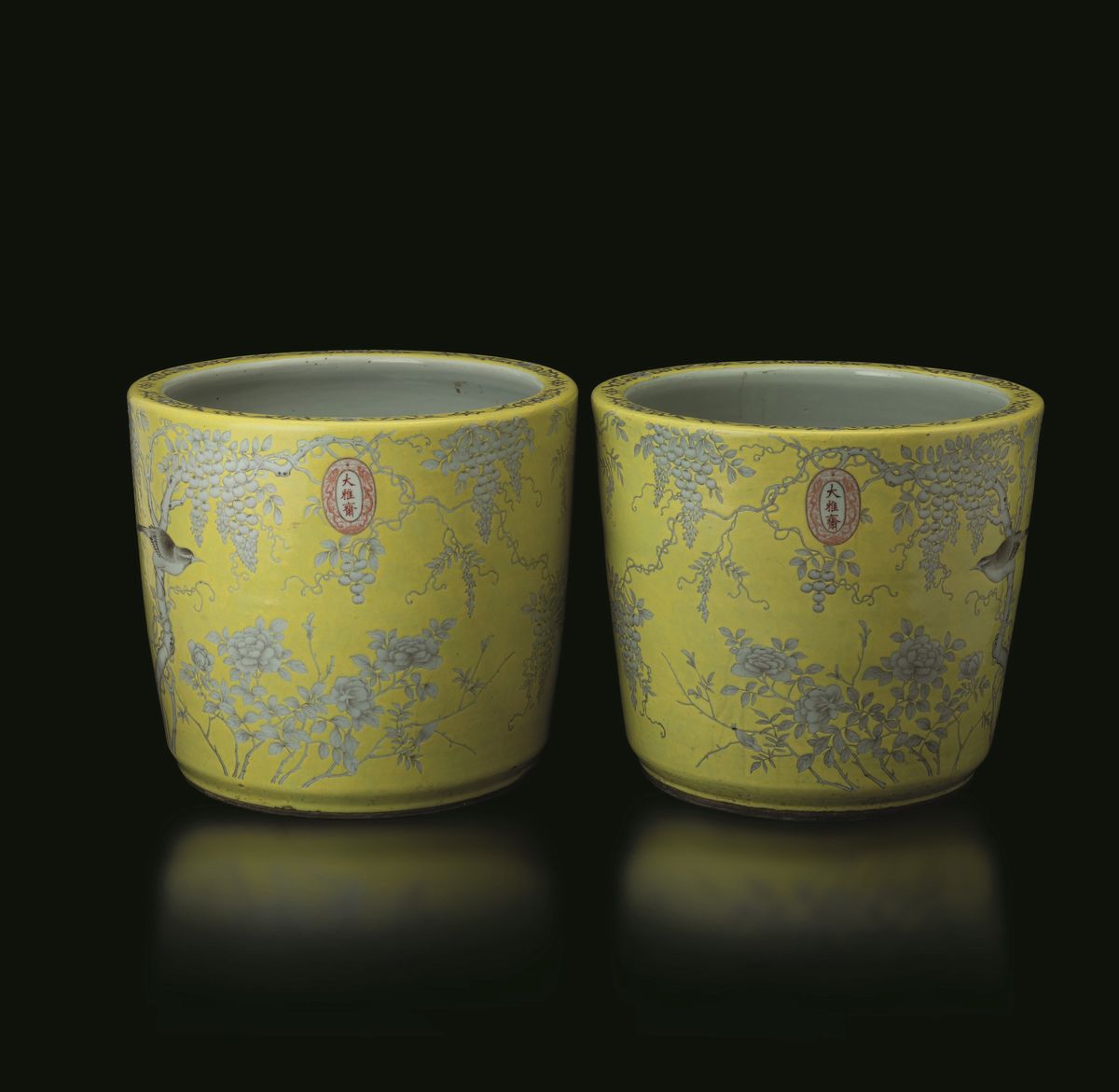 Coppia di Cachepots in Porcellana a Fondo Giallo con Decoro Naturalistico a Grisaille in Stile "d...