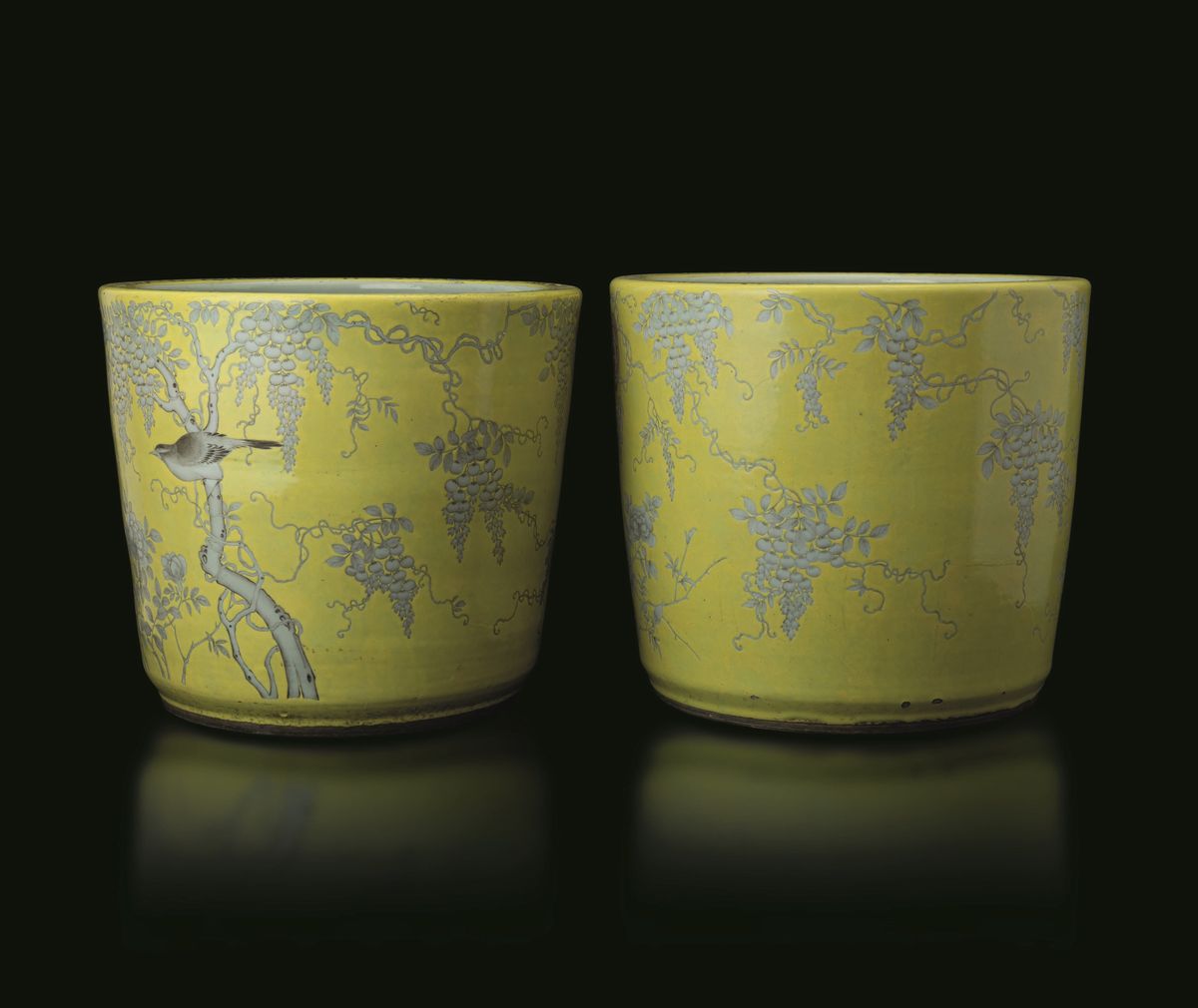 Coppia di Cachepots in Porcellana a Fondo Giallo con Decoro Naturalistico a Grisaille in Stile "d...