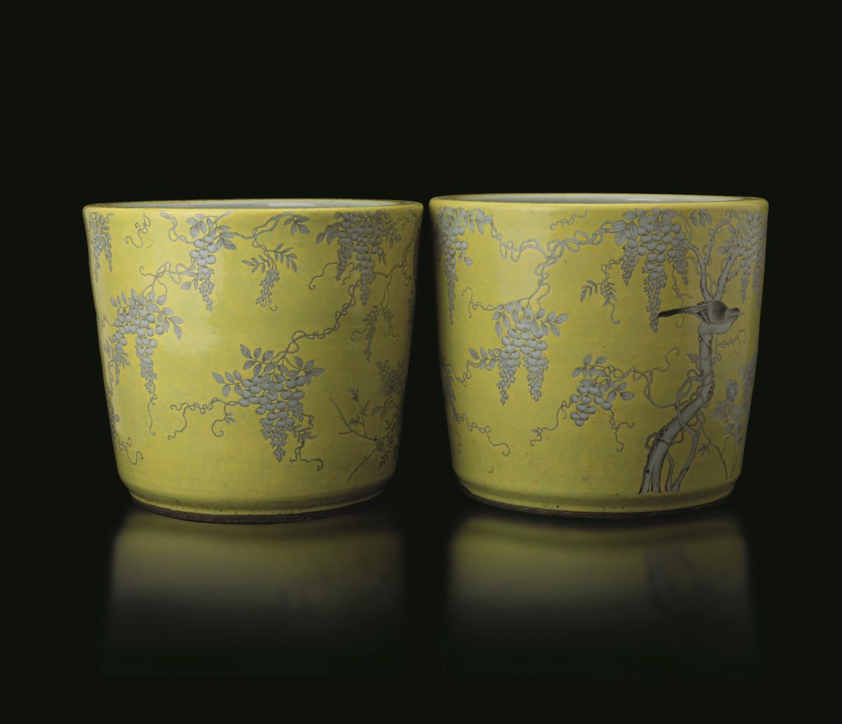Coppia di Cachepots in Porcellana a Fondo Giallo con Decoro Naturalistico a Grisaille in Stile "d...