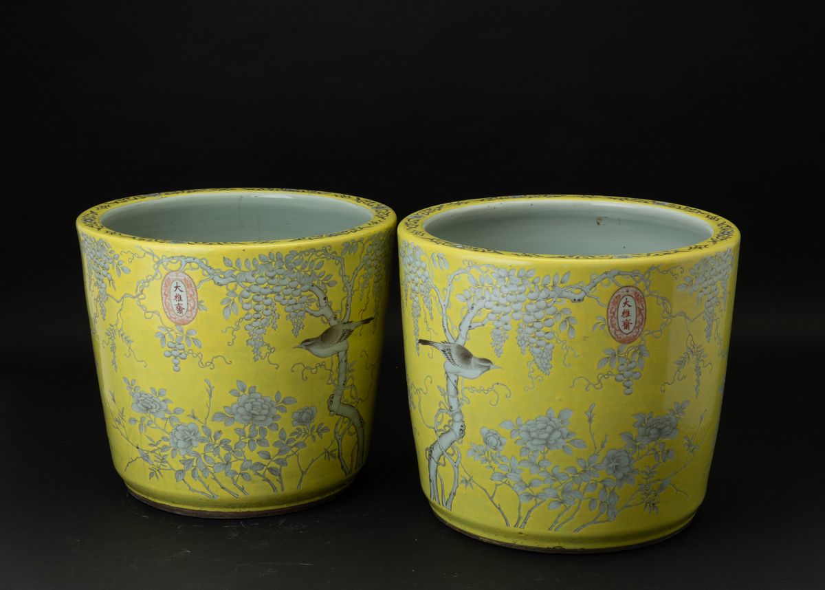 Coppia di Cachepots in Porcellana a Fondo Giallo con Decoro Naturalistico a Grisaille in Stile "d...