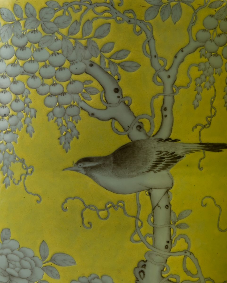 Coppia di Cachepots in Porcellana a Fondo Giallo con Decoro Naturalistico a Grisaille in Stile "d...