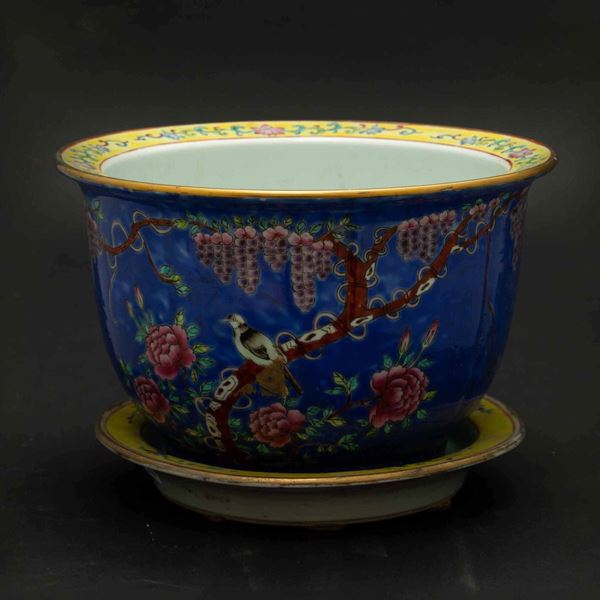 A porcelain jardinière, China, Qing Dynasty