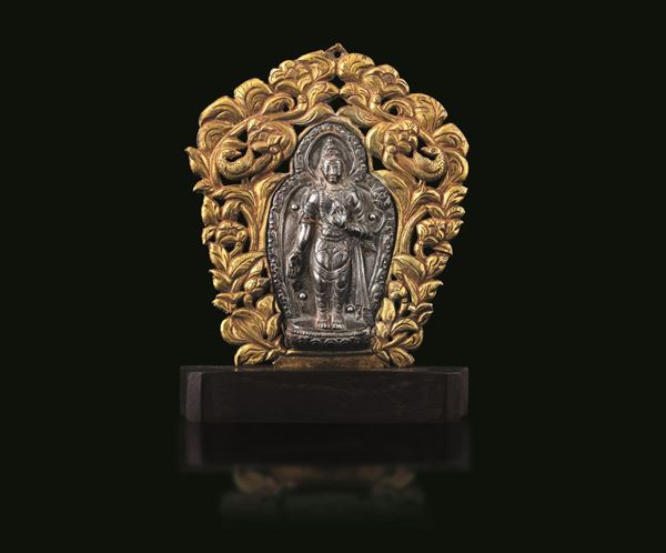 Placca in argento e bronzo dorato con figura di Buddha stante entro aura circondata da motivi vegetali, Tibet, XVIII secolo
