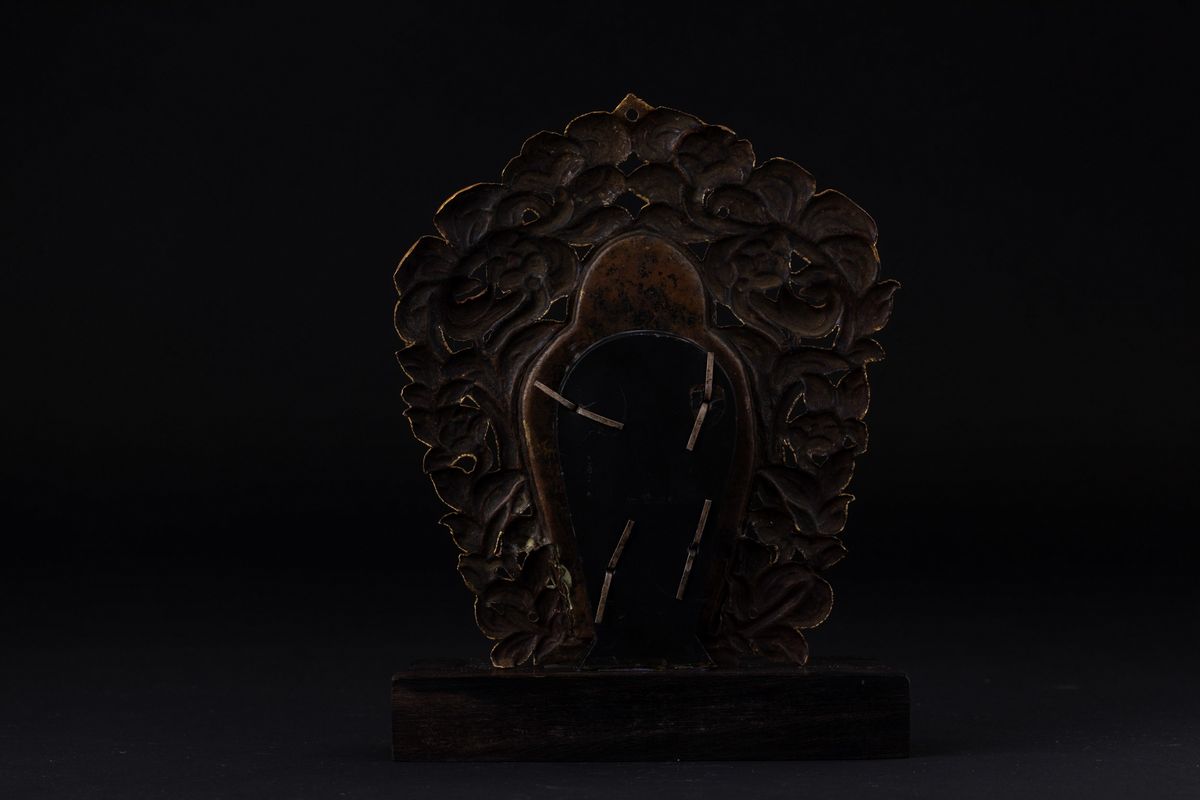 Placca in Argento e Bronzo Dorato con Figura di Buddha Stante Entro Aura Circondata da Motivi Veg...