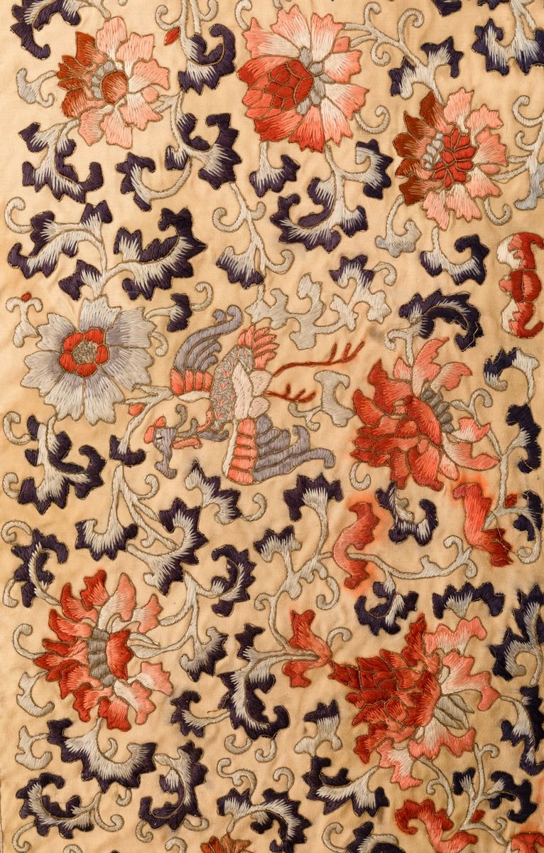 Tessuto in Seta Finemente Ricamato con Decori Floreali su Fondo Giallo, Cina, Dinastia Qing, Epoc...