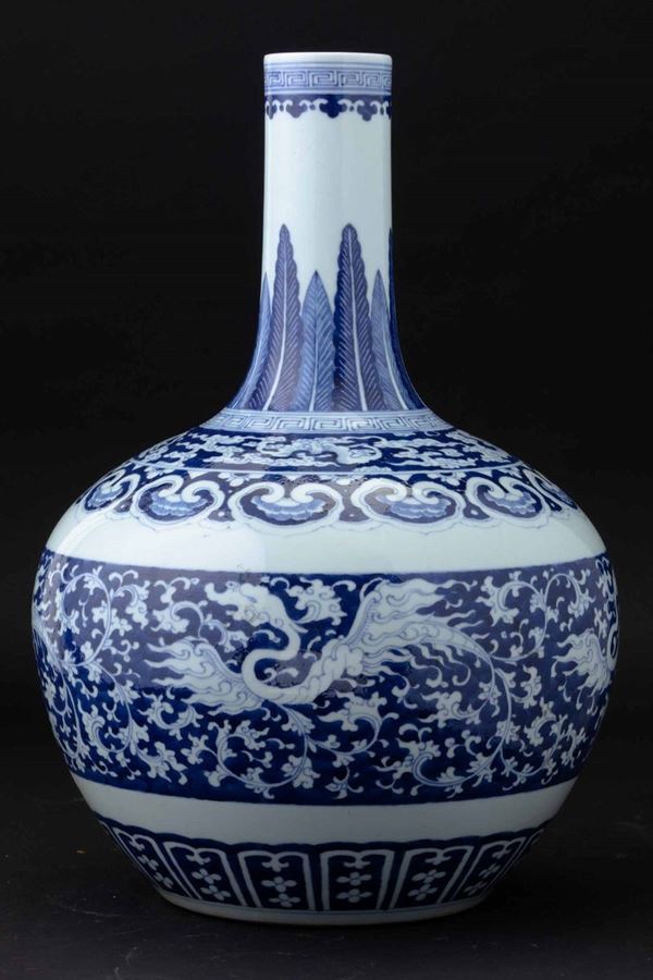 Vaso Tianqiuping in porcellana bianca e blu con draghi tra le nuvole, Cina, Dinastia Qing, epoca Guangxu (1875-1908)