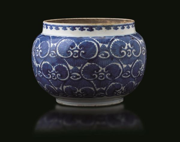 Vaso globulare in porcellana bianca e blu con decori a girali, Cina, Dinastia Qing, epoca Yongzheng (1723-1735)