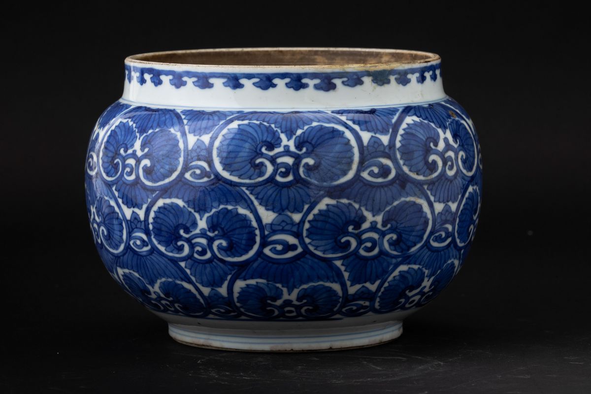 Vaso Globulare in Porcellana Bianca e Blu con Decori a Girali, Cina, Dinastia Qing, Epoca Yongzhe...