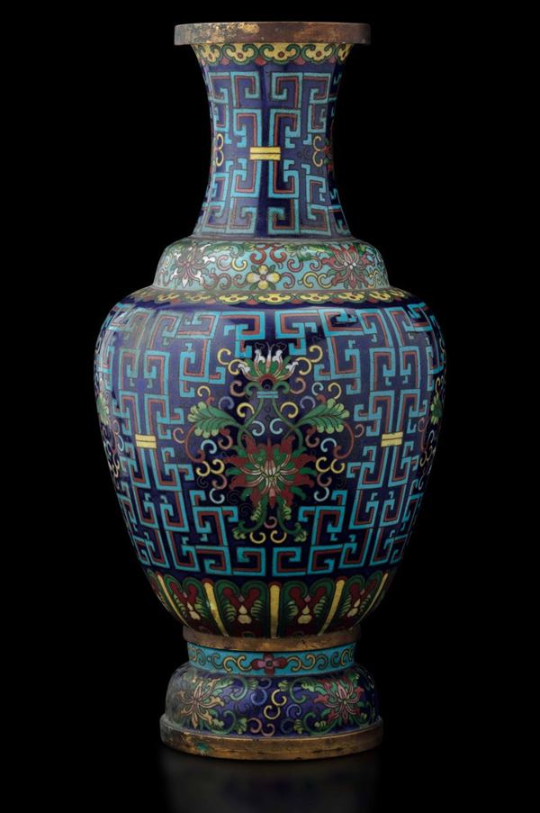 Coppia di vasi a smalti con fiori di loto e geometrici, Cina, Dinastia Qing, epoca Guangxu (1875-1908)