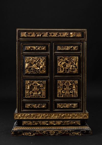 Piccolo Stipo con Cassetti in Legno Laccato e Dorato, Cina, Canton, Dinastia Qing, XIX Secolo