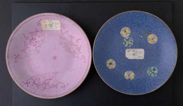 Due piattini diversi in porcellana rosa e blu con decori floreali, Cina, Dinastia Qing, XIX secolo