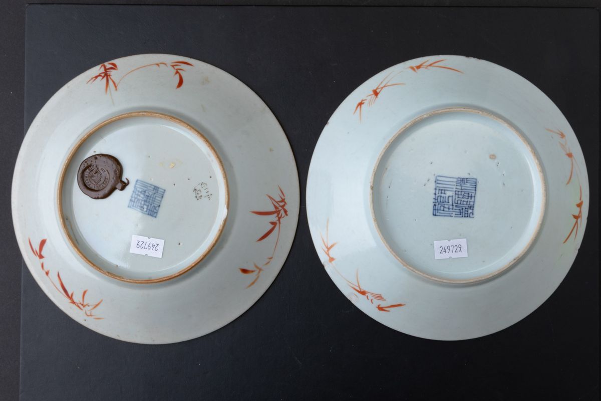 Due Piattini Diversi in Porcellana Rosa e Blu con Decori Floreali, Cina, Dinastia Qing, XIX Secol...
