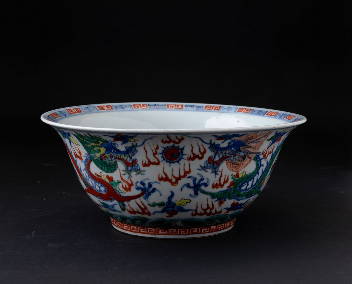 Grande Bowl in Porcellana con Decoro di Draghi tra le Nuvole, Cina, Dinastia Qing, XIX Secolo
