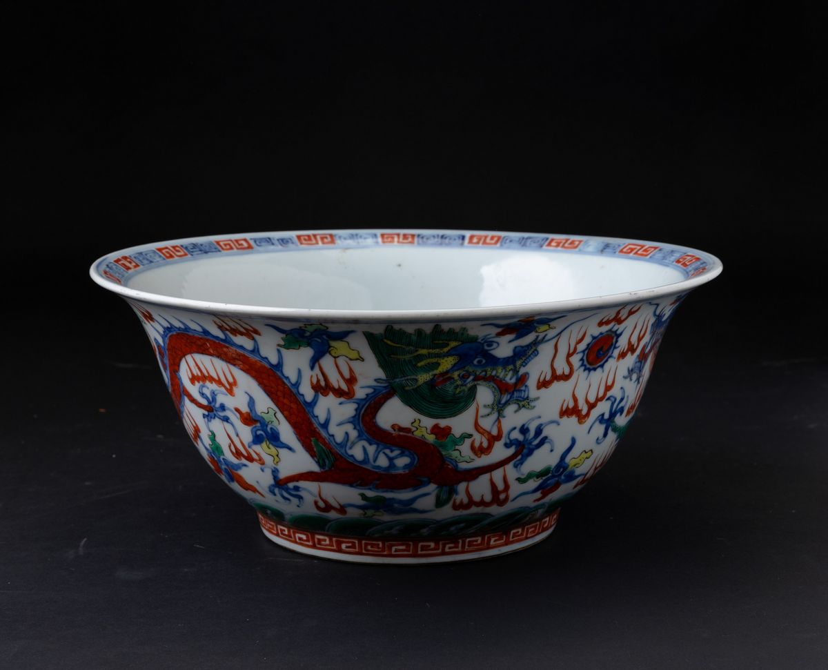 Grande Bowl in Porcellana con Decoro di Draghi tra le Nuvole, Cina, Dinastia Qing, XIX Secolo