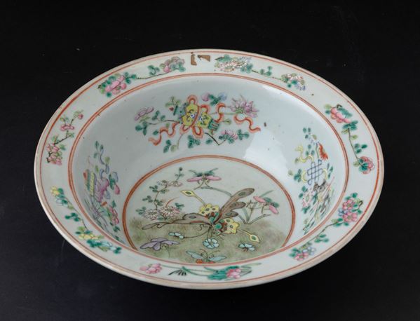 Basin in porcellana con soggetti naturalistici e farfalle, Cina, Dinastia Qing, XIX secolo