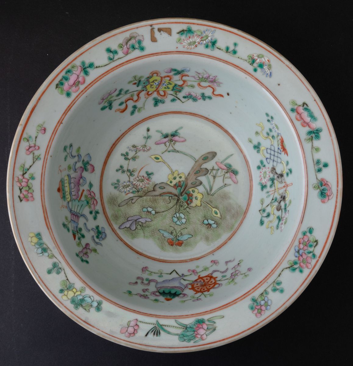 Basin in Porcellana con Soggetti Naturalistici e Farfalle, Cina, Dinastia Qing, XIX Secolo
