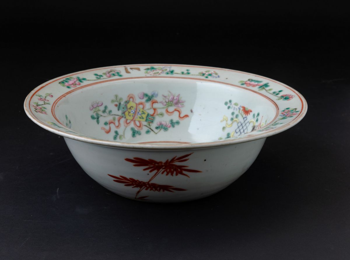 Basin in Porcellana con Soggetti Naturalistici e Farfalle, Cina, Dinastia Qing, XIX Secolo