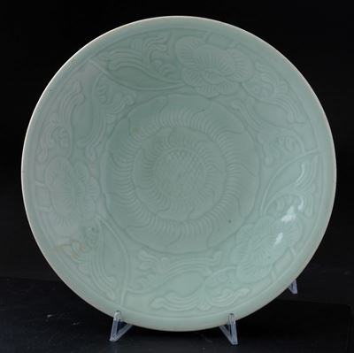 Piatto in Porcellana Longquan Color Celadon con Decori Floreali Incisi, Cina, XX Secolo